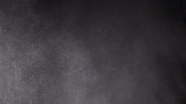 Karışık Toz Parçacıkları Girdabı, Un, Enkaz, Kara Arkaplanda Uçan. Beyaz tozun dinamik parçacıkları, kar, pul, duman rastgele döner, döner, döner, yüzer, sis içinde havada süzülür..
