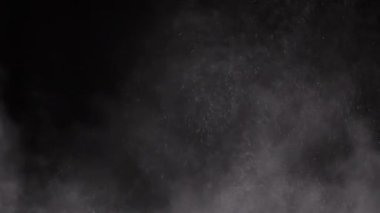 Karışık Toz Parçacıkları Girdabı, Un, Enkaz, Kara Arkaplanda Uçan. Parçacık patlaması. Beyaz dinamik toz parçacıkları, duman rastgele dönüyor, dönüyor, havada süzülüyor..