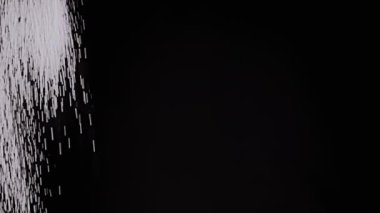 Akıntı Parçacıkları, Kıvılcımlar, Toz, Enkaz, Kara Arkaplanda Toz. Şelale kıvılcımları, beyaz toz parçacıkları, tanecikler dönüyor, bulut sisinde dönüyor. Boşluk. Yıldız tozu, selam dur. Kozmos. Yıldız.