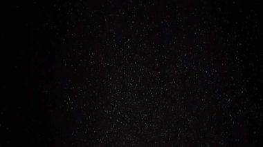 Yavaşça Düşen Toz Parçacıkları, Enkaz Akıntısı, Kara Arkaplanda Toz. Kıvılcımlar, beyaz toz tanecikleri dönüyor, kıvrılıyor, bulut sisinde yüzüyor. Boşluk. Yıldız yağmuru, meteorlar. Kozmos.
