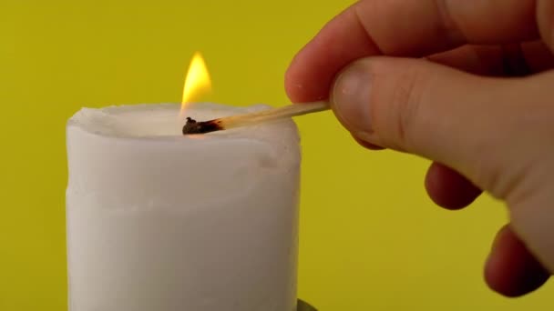 Hand Lights Witte Wax Kaars Met Behulp Van Een Match — Stockvideo