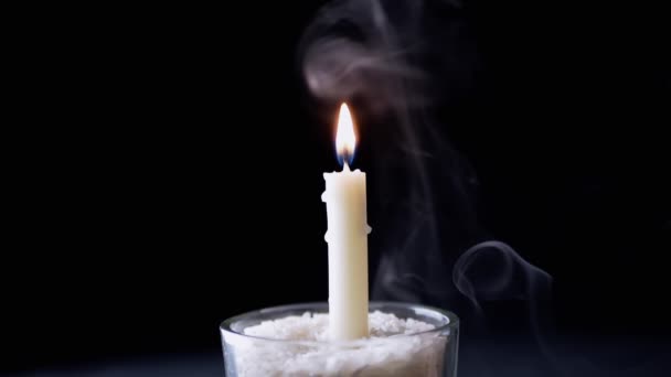 Fehér Gyertyát Égetett Egy Fekete Hátterű Pohárban Füstbe Burkolózva Füst — Stock videók