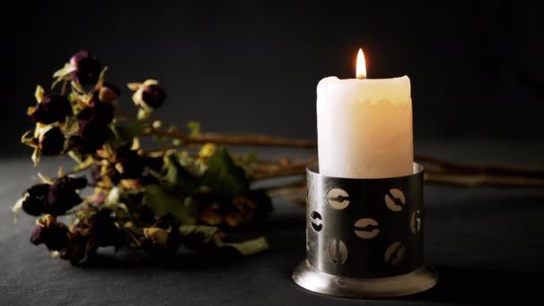 Égő Gyertya Láng Szárított Virág Asztalon Fekete Háttér Sárga Tűz — Stock videók