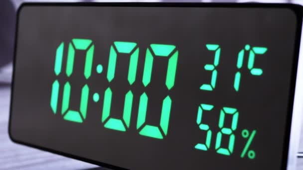 Цифровий Годинник Показує Час Зеленому Дисплеї Ранку Температуру Вологість Повітря — стокове відео