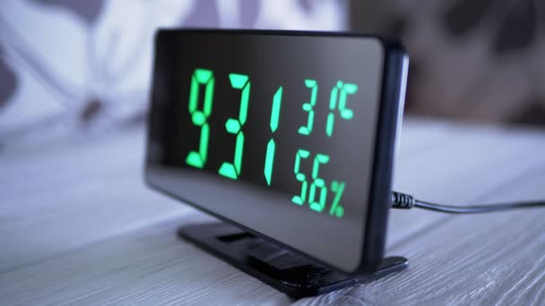 Digital Clock Showing Time Green Display Temperatura Wilgotność Powietrza Nowoczesny — Wideo stockowe