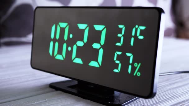 Цифровий Годинник Показує Час Зеленому Дисплеї Ранку Температура Вологість Повітря — стокове відео