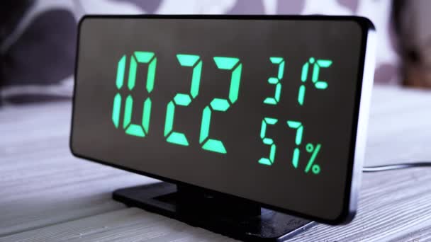 Digital Clock Showing Time Green Display Temperatura Wilgotność Powietrza Nowoczesny — Wideo stockowe