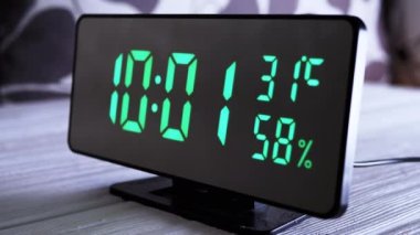 Yeşil Ekrandaki Dijital Saat Saat 10: 01, Sıcaklık, Hava Nemi. Modern ayna saati, termometresi olan çalar saat, beyaz arka plandaki masada duran hidrometre. Zaman kavramı.