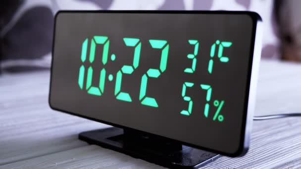 Цифровые Часы Показывают Время Гринвичу Современные Зеркальные Часы Будильник Термометром — стоковое видео