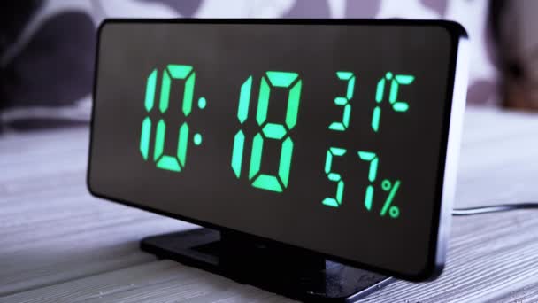 数字时钟显示时间绿色显示上午10 空气湿度 现代镜像钟 带有温度计的闹钟 水压计站在白色背景的桌子上 时间概念 — 图库视频影像