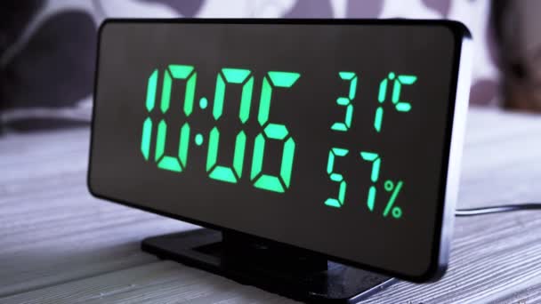 Digitale Klok Showing Time Green Display Temperatuur Luchtvochtigheid Moderne Spiegelklok — Stockvideo