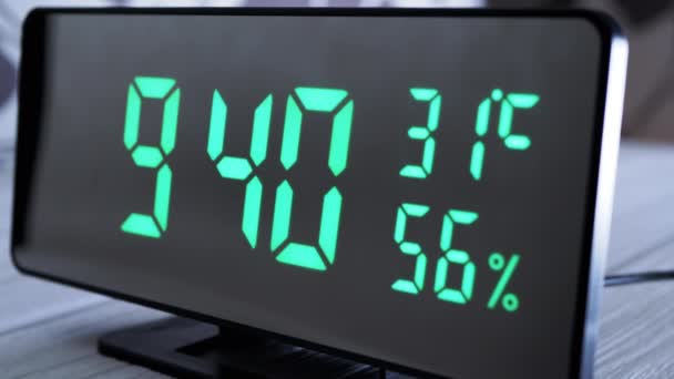 数字时钟显示时间在绿色显示上午9 空气湿度 现代镜像钟 带有温度计的闹钟 水压计站在白色背景的桌子上 时间概念 — 图库视频影像