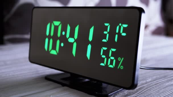 Digital Clock Showing Time Green Display Temperatura Wilgotność Powietrza Nowoczesny — Wideo stockowe