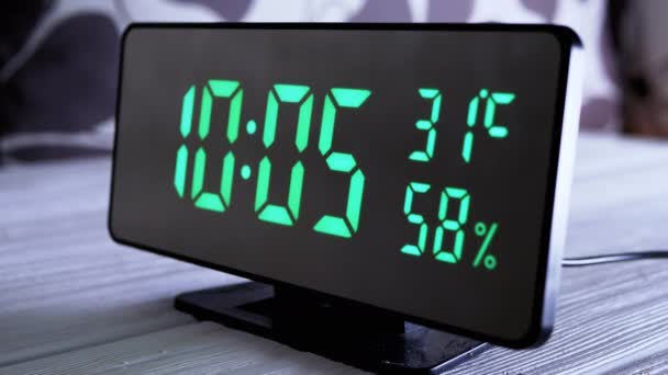 Reloj Digital Que Muestra Tiempo Pantalla Verde Temperatura Humedad Del — Vídeos de Stock