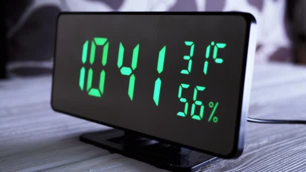 Цифровий Годинник Показує Час Зеленому Дисплеї Ранку Температура Вологість Повітря — стокове відео