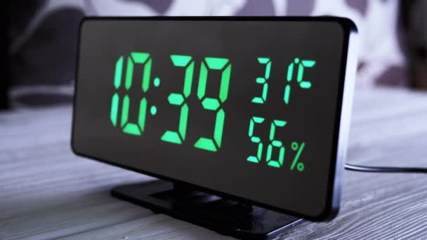 Digital Clock Showing Time Green Display Temperatura Wilgotność Powietrza Nowoczesny — Wideo stockowe