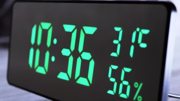数字时钟显示时间绿色显示上午10 空气湿度 现代镜像钟 带有温度计的闹钟 水压计站在白色背景的桌子上 时间概念 — 图库视频影像