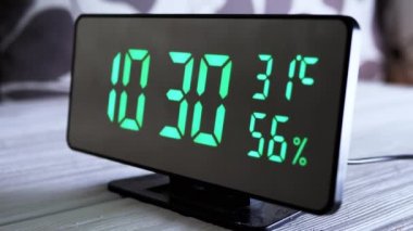 Saat 10: 30 'da Yeşil Ekran' da Dijital Saat Gösterimi, Sıcaklık, Hava Nemi. Modern ayna saati, termometresi olan çalar saat, beyaz arka plandaki masada duran hidrometre. Zaman kavramı.