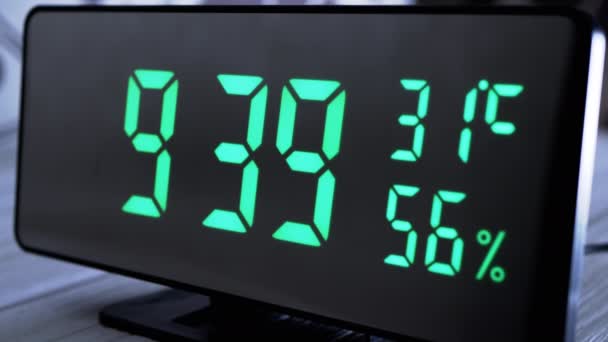 Digital Clock Showing Time Green Display Temperatura Wilgotność Powietrza Nowoczesny — Wideo stockowe