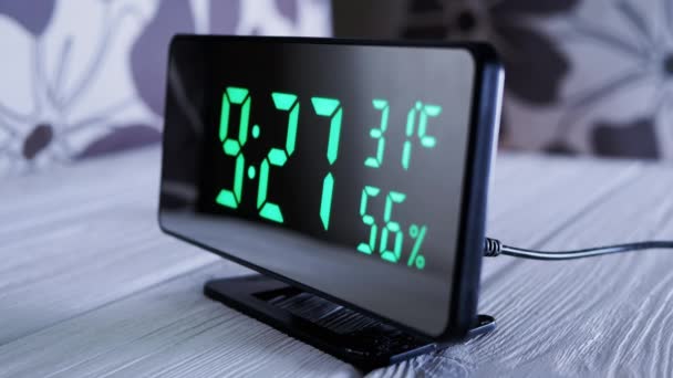 Digital Clock Showing Time Green Display Temperatura Wilgotność Powietrza Nowoczesny — Wideo stockowe