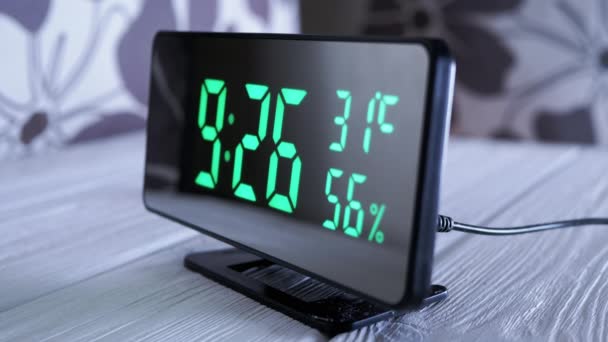 数字时钟显示时间在绿色显示上午9 空气湿度 现代镜像钟 带有温度计的闹钟 水压计站在白色背景的桌子上 时间概念 — 图库视频影像