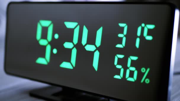 Horloge Numérique Affichage Heure Sur Écran Vert Température Humidité Air — Video