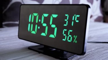 Yeşil Ekran 'da dijital saat 10: 55' i gösteriyor. Sıcaklık, nem. Modern ayna saati, termometresi olan çalar saat, beyaz arka plandaki masada duran hidrometre. Zaman kavramı.