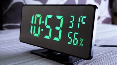 Yeşil Ekrandaki Dijital Saat Saat 10: 53, Hava Sıcaklığı, Hava Nemi. Modern ayna saati, termometresi olan çalar saat, beyaz arka plandaki masada duran hidrometre. Zaman kavramı.