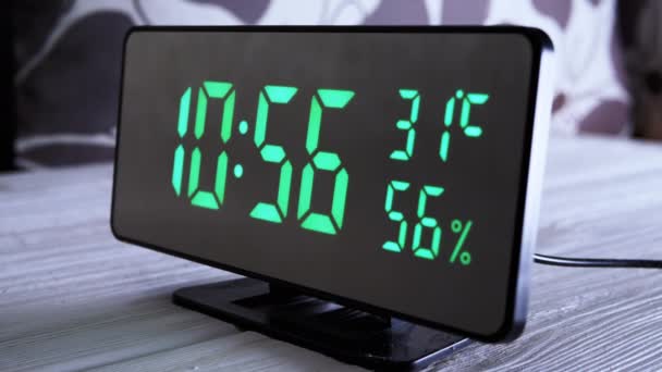 Orologio Digitale Che Mostra Ora Sul Display Verde Temperatura Umidità — Video Stock