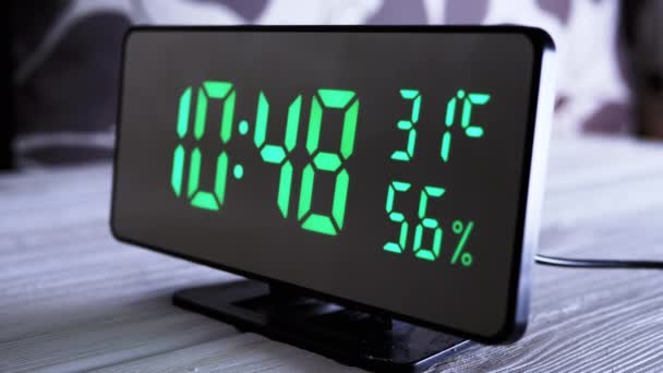 Reloj Digital Que Muestra Tiempo Pantalla Verde Temperatura Humedad Del — Vídeos de Stock