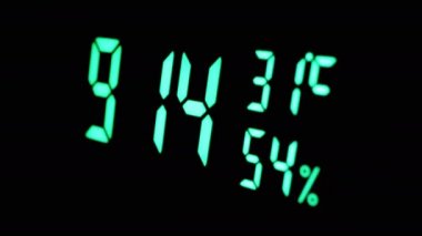Yeşil Ekrandaki Dijital Saat 9: 14, Sıcaklık, Hava Nemi. Modern elektronik saat, termometresi olan çalar saat, siyah arka planda hidrometre. Zaman kavramı. Günaydın..
