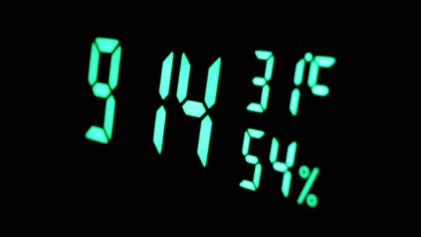 Digital Clock Showing Time Green Display Temperatura Wilgotność Powietrza Nowoczesny — Wideo stockowe