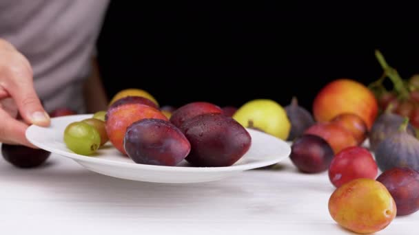 Female Hands Putting Plate Ripe Plums White Table Fruits Juteux — Video