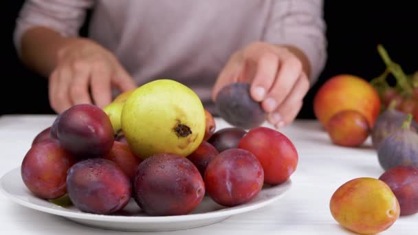 Female Hands Taking Plate Prunes Mûres Poires Une Abondance Fruits — Video