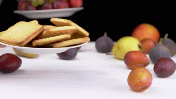 Prendre Une Assiette Biscuits Mettre Plat Raisins Avec Des Prunes — Video