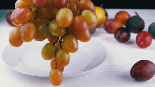 Close Kobieta Ręka Umieszcza Dojrzałe Świeże Zielone Winogrona Bunch Białej — Wideo stockowe
