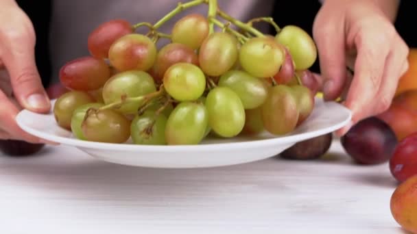 Handen Zetten Een Plaat Met Rijpe Druiven Tafel Scheuren One — Stockvideo
