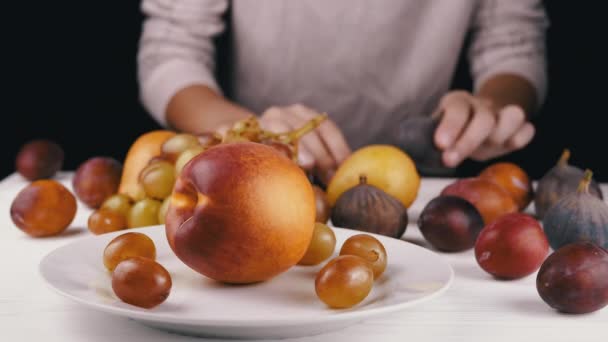 Boer Het Sorteren Van Fruit Tegen Achtergrond Van Een Ripe — Stockvideo