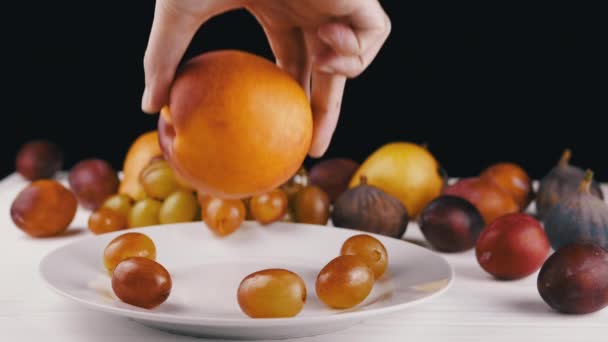 Female Hand Putting Ripe Apple Atau Peach Plate Grape Fruit — Stok Video