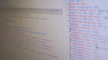 Programcı Sayfanın HTML Kodunu Bir Bilgisayar Monitöründe Görüntüler. Kod kaydırma. Çalışma, web sayfası analizi, site. İşaretler, semboller, sayılar, kelimeler. Yazılım. Beyaz soyut arkaplan.