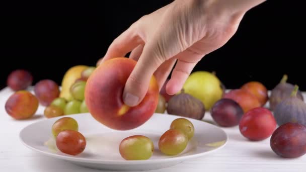 Żeńska Ręka Umieszczenie Dojrzałe Jabłko Lub Brzoskwinia Płycie Winogron Owoców — Wideo stockowe
