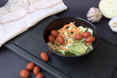 Yeşil yaprak ve sebze karışımından yapılmış yeşil vegan salatası..