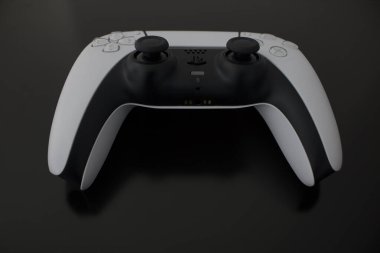 Brezilya, SP - 19 Ekim 2021: New Sony PlayStation 5 Denetleyicisini kapatın. Çift Duygu.