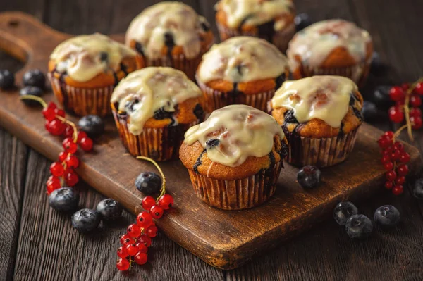 Muffins Caseiros Com Groselhas Vermelhas Mirtilo Cobertos Com Cobertura Chocolate Imagens De Bancos De Imagens