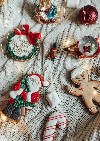 Biscotti Pan Zenzero Natale Con Decorazioni Sulla Tavola — Foto Stock