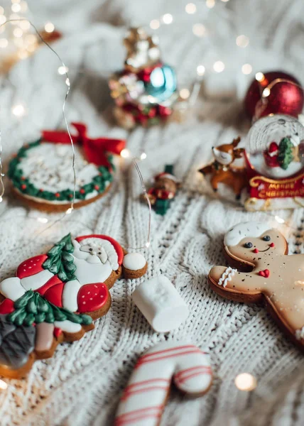 Biscotti Pan Zenzero Natale Con Decorazioni Sulla Tavola — Foto Stock
