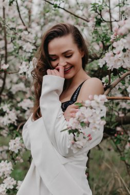 Bahar bahçesinde çiçeklerle poz veren muhteşem bir model. 