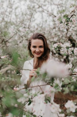 Bahar bahçesinde çiçeklerle poz veren muhteşem bir model. 