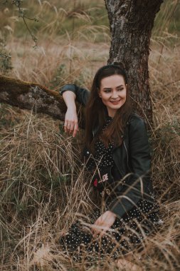 Bahçede poz veren muhteşem genç bir model.