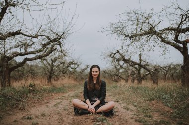 Bahçede poz veren muhteşem genç bir model.